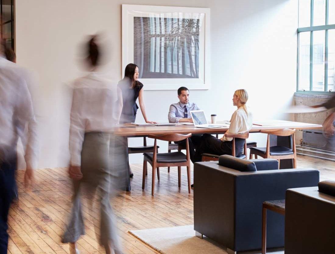 Menschen in einem hellen Büro