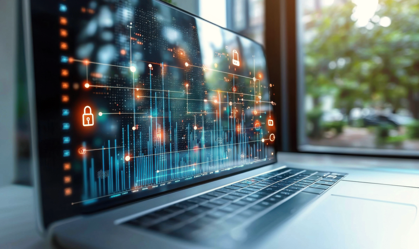 Laptop mit digitaler Sicherheits- und Datenvisualisierung.